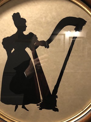 Listener 4753 harp silhouette in pub